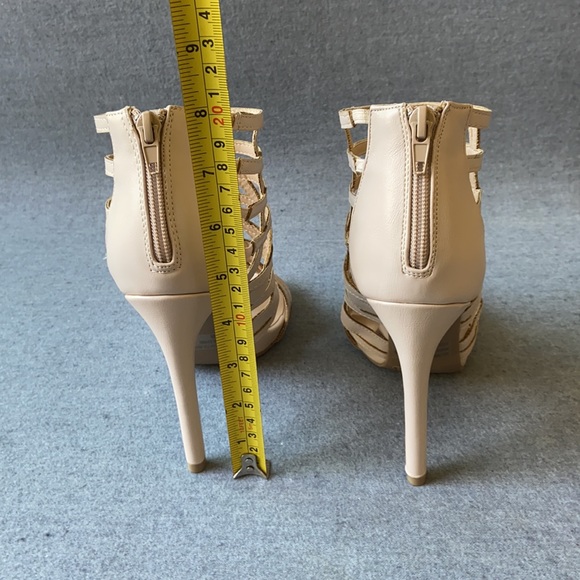 High Heels, size 6, neutral color, 4.5 inch high - Picture 7 of 8